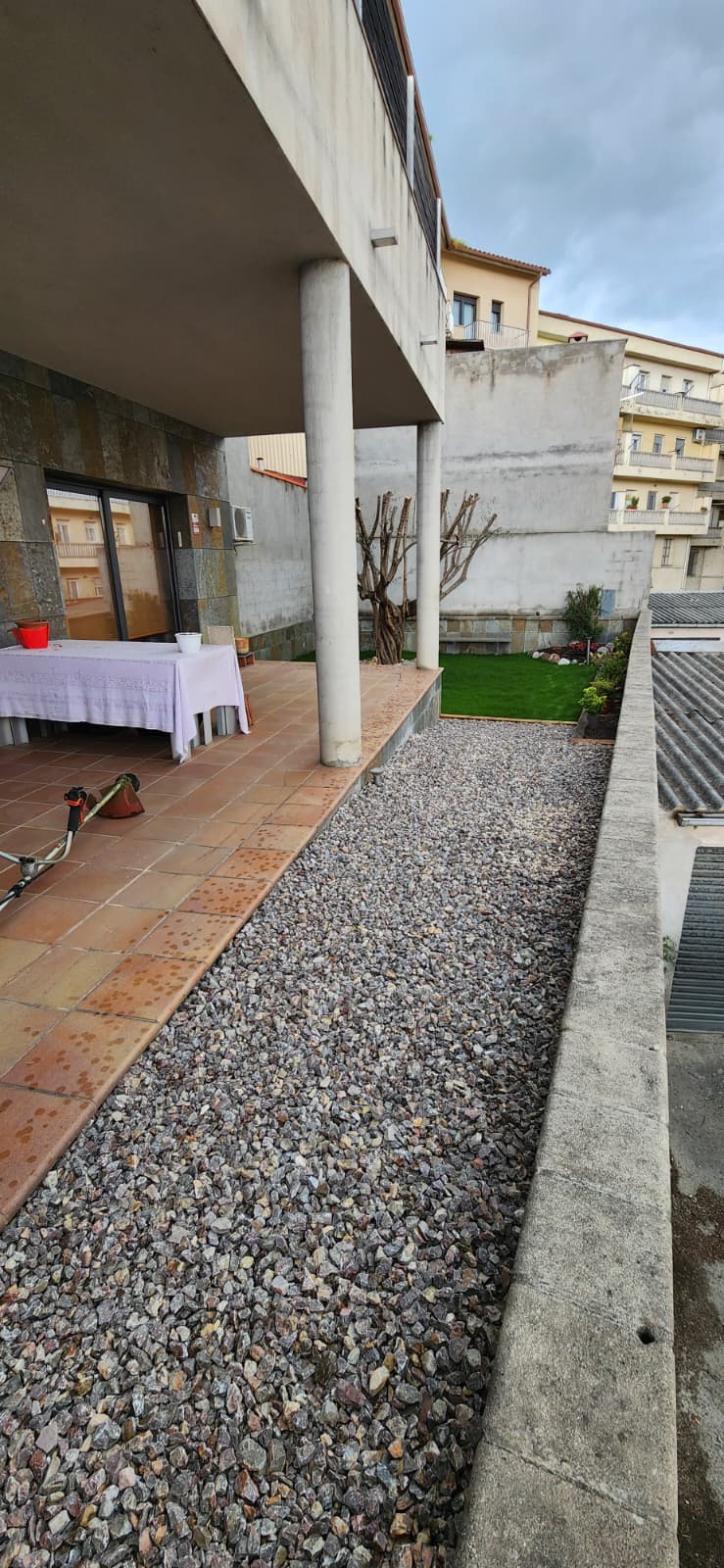 Espai exterior amb grava