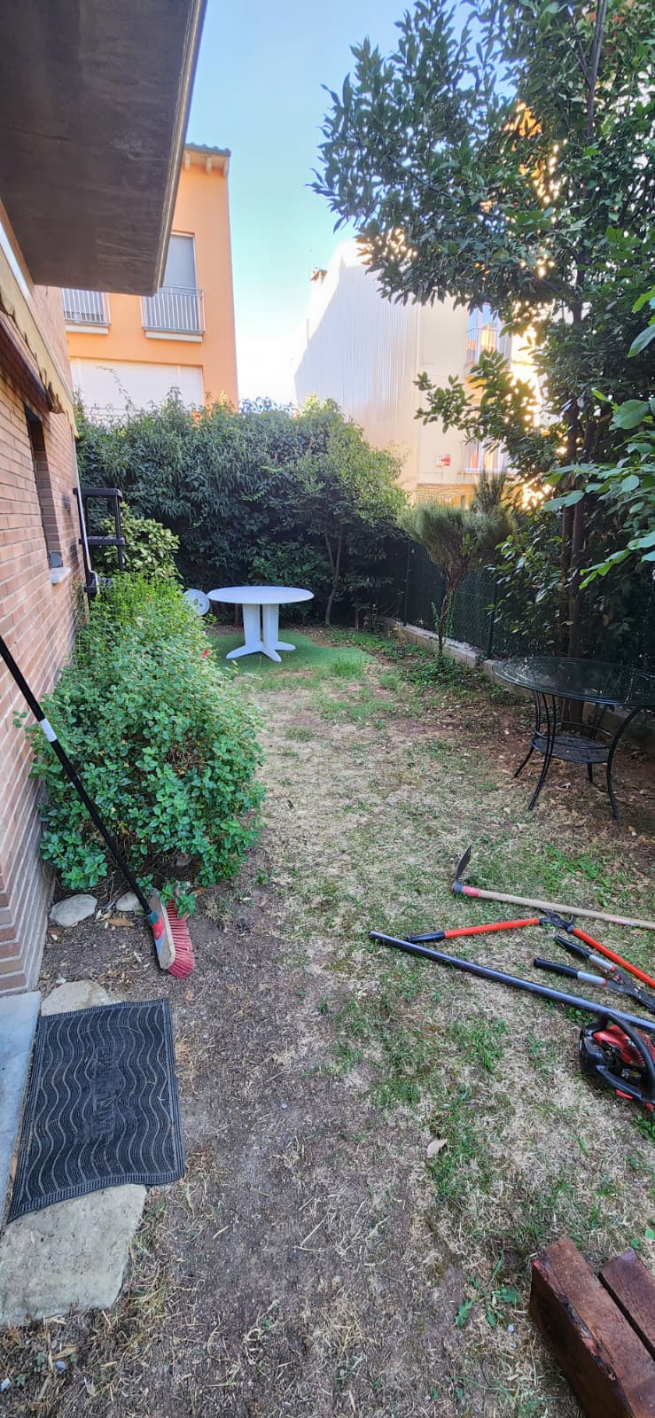 Jardí amb gespa seca i terra abans de la reforma a Osona