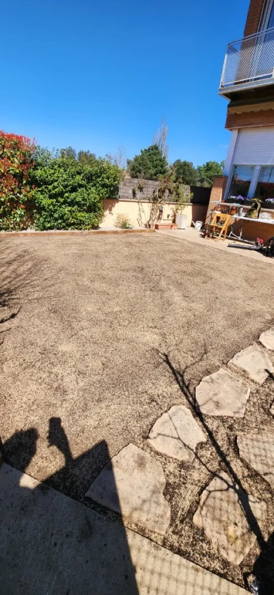 Terreny preparat per instal·lació de gespa a Osona