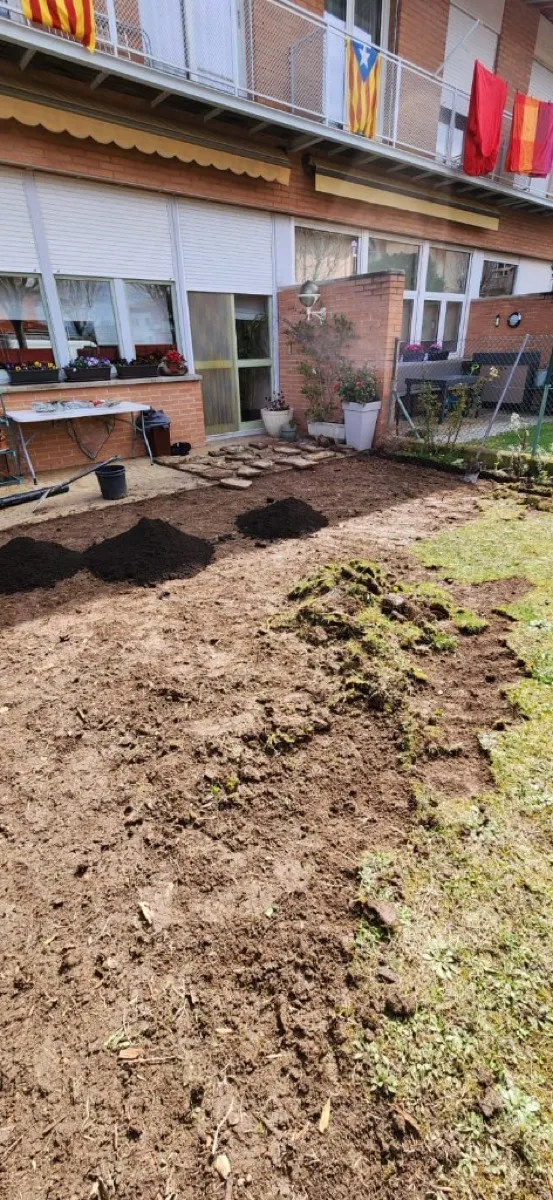 Preparació de terreny per manteniment de jardí