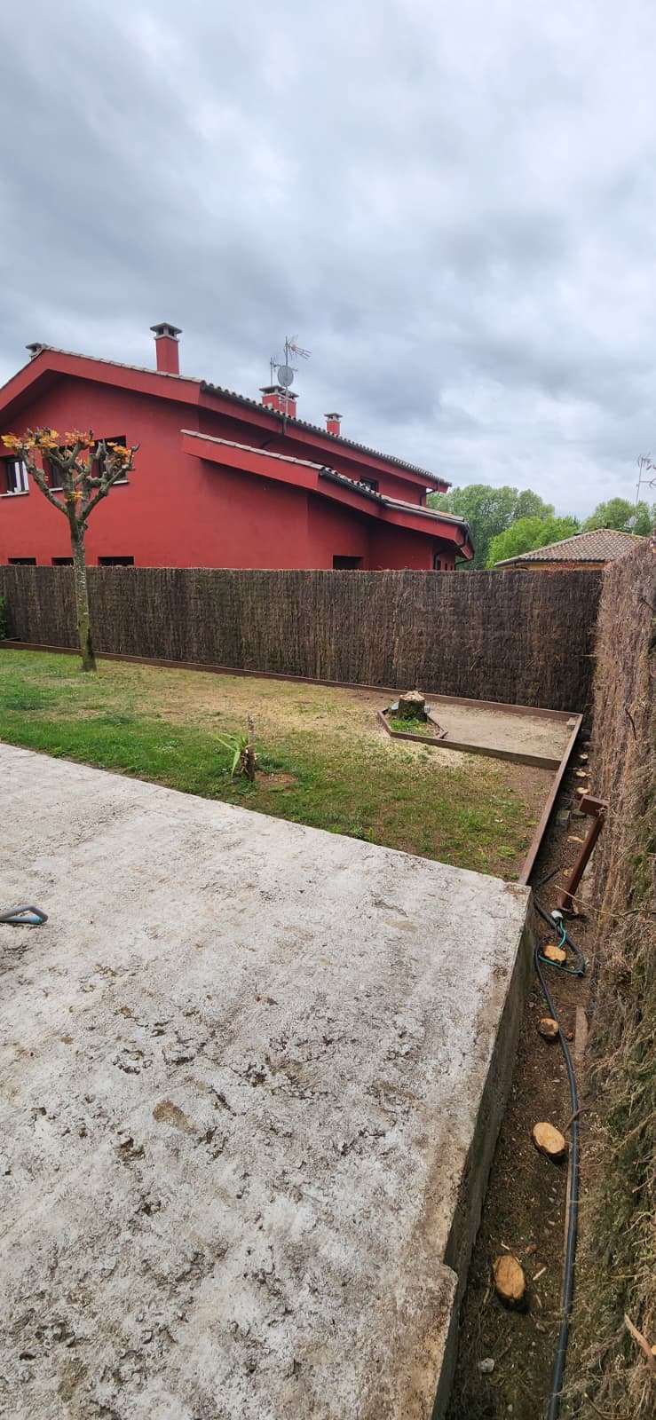 Jardí amb bruc natural instal·lat per privacitat a Osona