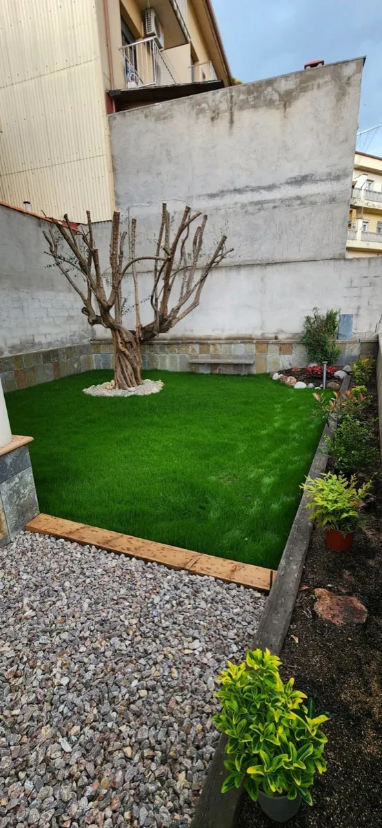 Disseny de jardí amb gespa i grava decorativa a Vic