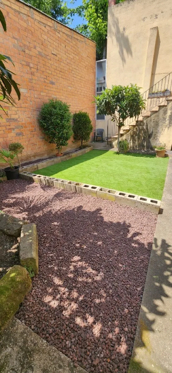 Jardí amb gespa i grava volcànica a Vic