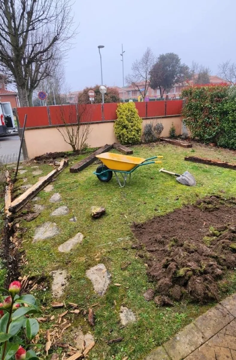 Neteja de jardí amb carretilla a Osona